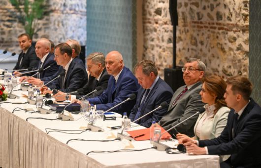 러시아 대표단이 16일(현지시간) 튀르키예 이스탄불 돌마바흐체 궁전에서 우크라이나와 회담하고 있다./타스·연합