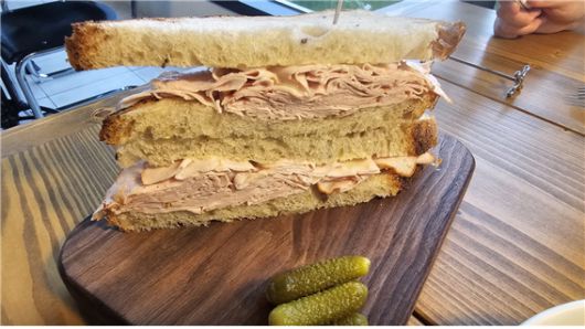 제주흑돼지 소시지와 조화를 이룬 소시지빵빵 샌드위치. 냉장 제주 흑돼지를 아주 곱게 갈아 부드러운 식감을 만들었다. 작명 이유는 소시지를 빵빵하게 넣어서 붙였다고 했다. 특히 부드러운 식감과 호불호가 없는 맛으로 아이들이 가장 좋아하는 메뉴다./ 부두완 기자