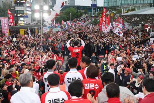 김문수 국민의힘 대선 후보가 19일 서울역 광장 유세에서 시민들에게 지지를 호소하고 있다. /연합