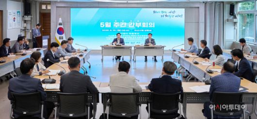 오세현 아산시장(가운데줄 왼쪽)이 19일 5월 세째주 주간간부회의에서 미래를 준비하는 장기적 안목과 대책과 관련해 '우공이산'의 자세에 대해 말하고 있다./아산시