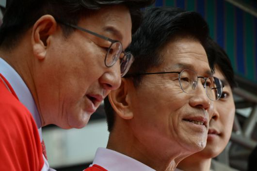 김문수 국민의힘 대통령 후보가 19일 '성년의 날'을 맞아 청년 정책 공약을 발표하기 위해 서울 중구 청계광장을 찾은 가운데 무대에 서서 권성동 공동선대위원장과 대화하고 있다. /송의주 기자