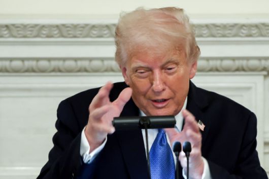 도널드 트럼프 미국 대통령이 19일(현지시간) 워싱턴 D.C. 백악관에서 열린 케네디센터 이사회 만찬에서 연설하고 있다./UPI 연합뉴스