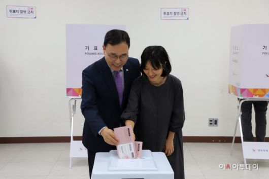 20일 오전 8시 제21대 대선 재외투표에 참여하고 있는 최영삼 주베트남 한국대사 내외의 모습/하노이 정리나 특파원