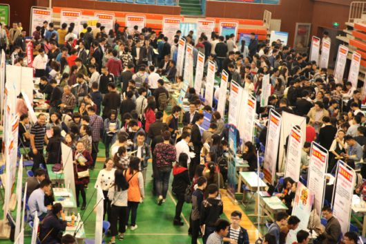 최근 베이징에서 열린 한 취업 박람회. 일자리를 찾는 청년들이 인산인해를 이루고 있다./징지르바오.