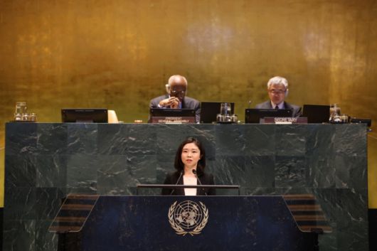 '11살의 유서' 작가인 탈북민 출신 인권운동가 김은주 씨가 20일(현지시간) 미국 뉴욕 유엔본부 총회 회의장에서 북한 인권침해 관련 증언을 하고 있다./주유엔 한국대표부 제공