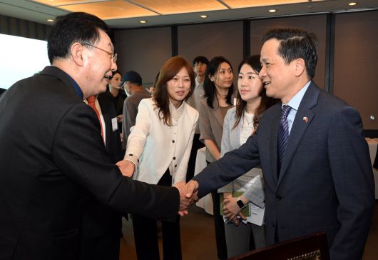 우종순 한중경제협회 회장(아시아투데이 대표이사 겸 회장, 왼쪽)과 다이빙 주한중국대사가 악수하며 인사를 하고 있다.  /박성일 기자