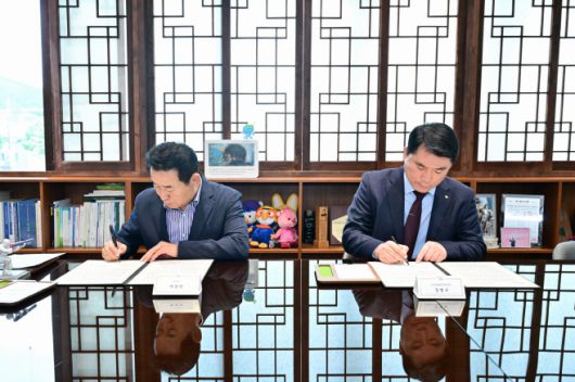 백영현 포천시장(왼쪽)이 지난 21일 시청 시정회의실에서 정형교 공간정보품질관리원장과 공간정보 품질 향상을 위한 업무 협약서에 서명을 하고 있다./포천시