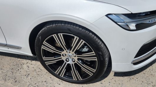 볼보 S90의 휠 모습. 20인치 휠(245/40R20)이 장착됐다./김정규 기자