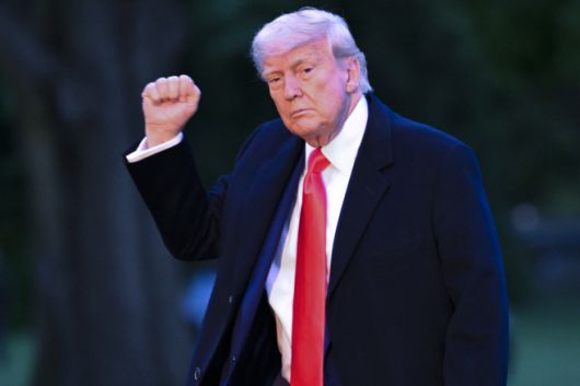 도널드 트럼프 미국 대통령이 22일(현지시간) 전용 헬기 '머린원'에서 내려 백악관 남쪽 잔디밭을 걸어가고 있다./AP·연합