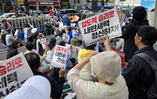 진보 시민단체 '촛불행동'이 24일 서초구 교대역 9번 출구 앞에서 '제141차 촛불대행진' 집회를 개최했다. 집회 참석자들이 손피켓을 들고 구호를 외치고 있다. /특별취재팀