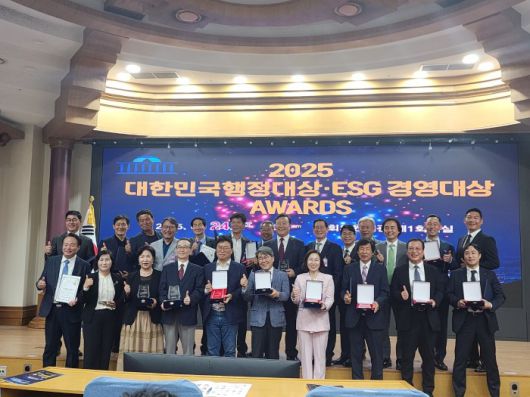 최기재 멀티랩스퀘타 대표이사(첫번째줄 왼쪽 다섯번째)가 지난 23일 과학기술정보통신부와 언론사가 공동 주최한 ‘2025 이노베이션 어워즈’에서 블록체인 분야 혁신대상을 수상했다. / 사진=멀티랩스퀘타