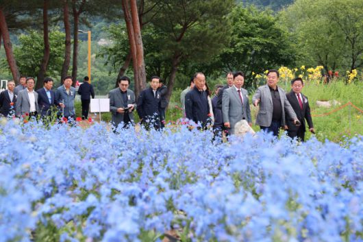 서태원 가평군수(3번째)와 김경수 군의회 의장(우측)이 함께 24일 '자라섬 꽃 페스타' 개막식을 가진후 지역내 인사들과 함께 축제장을 둘러보고 있다./가평군