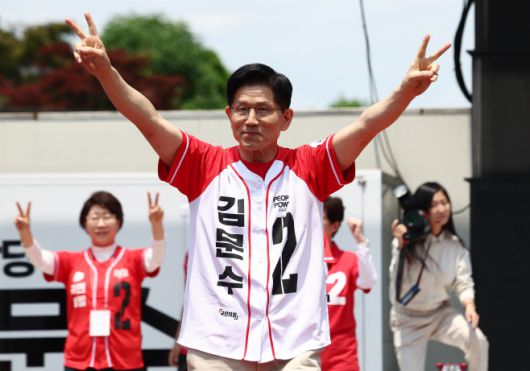 김문수 국민의힘 대선 후보가 25일 충남 공주시 공주공산성에서 유세를 하고 있다. /연합