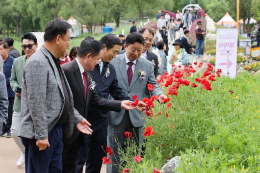 서태원 가평군수(가운데)와 김경수 군의회 의장(좌측2번째)이 함께 24일 '자라섬 꽃 페스타' 개막식을 가진후 지역내 인사들과 함께 축제장을 둘러보고 있다./가평군