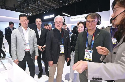서경배 회장(왼쪽 세번째)은 올 1월 열린 세계 최대 정보기술(IT)·가전 전시회 CES 2025에 참여하는 등 AI와 첨단기술에 관심을 보여왔다.  /연합