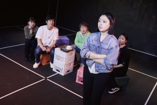 무대 위, 각자의 자리를 지키며 마주 선 인물들. 이들의 시선과 감정이 엇갈리는 순간. / 사진 무죽 페스티벌