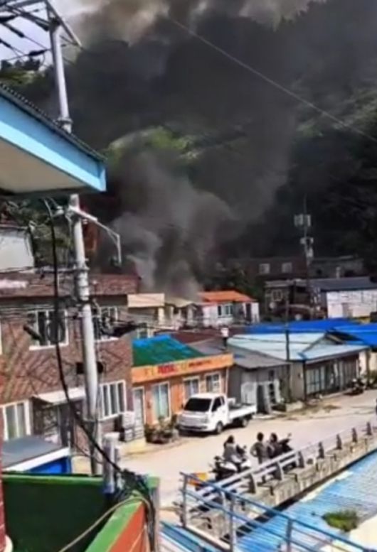 25일 울릉읍 저동리에 화재가 발생해 화재초진은 완료된 상태고 산쪽으로 화재가 번지는 것을 막고있다./독자