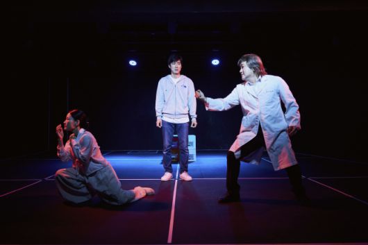 진단의 언어와 감정의 몸짓 사이, 무대 위에 펼쳐진 현실과 상상의 경계. / 사진 무죽 페스티벌