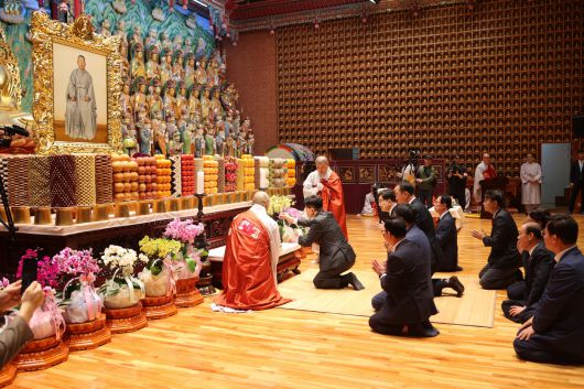 상월원각 대조사 전에 헌향하는 김문수 국민의힘 대선 후보. /제공=천태종