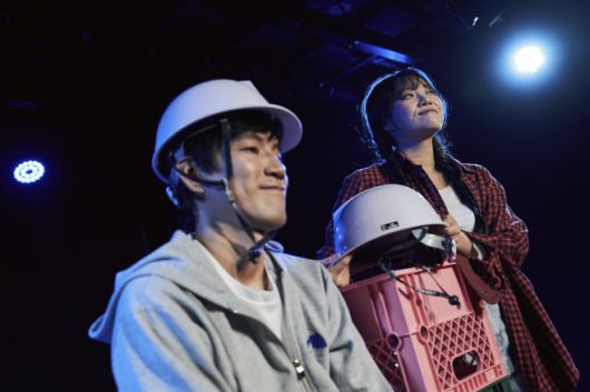 새로운 세계로 향하는 문턱, 두 사람은 여전히 익숙하지 않은 하루에 적응 중이다. / 사진 무죽 페스티벌