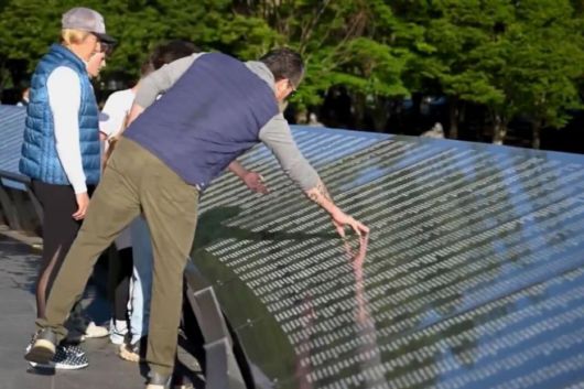 피트 헤그세스 미국 국방부 장관(오른쪽 청색 조끼)이 24일(현지시간) 그의 자녀들과 워싱턴 D.C.의 한국전쟁 참전용사 기념공원에서 청소 작업을 한 뒤 한국전쟁에서 희생된 미군 및 카투사의 이름이 새겨진 추모의 벽을 둘러보고 있다./미국 국방부 홈페이지