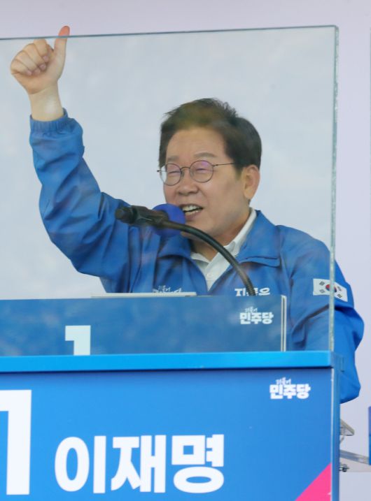 이재명 더불어민주당 대통령 후보가 캐스팅보트인 충청권 공략에 나선 25일 충남 당진전통시장을 찾아 지지를 호소하고 있다. /(당진) 이병화 기자