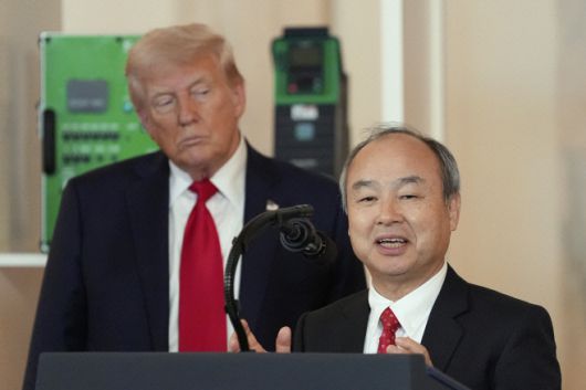 손정의(孫正義·손 마사요시) 일본 소프트뱅크그룹(SBG) 회장이 4월 30일(현지시간) 미국 워싱턴 D.C. 백악관에서 도널드 트럼프 대통령이 지켜보는 가운데 미국 투자 계획에 관해 설명하고 있다./AP·연합뉴스