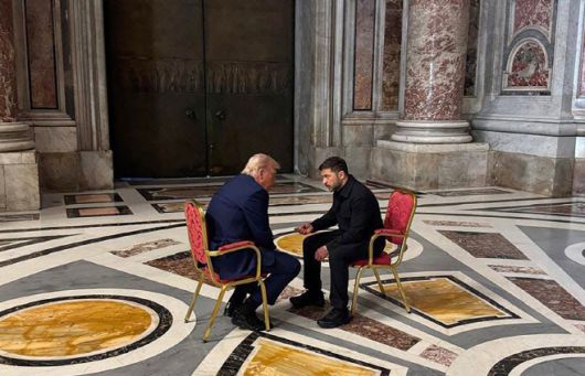 도널드 트럼프 미국 대통령(왼쪽)과 볼로디미르 젤렌스키 우크라이나 대통령이 4월 26일(현지시간) 바티칸에서 진행된 프란치스코 교황 장례미사에 앞서 독대하고 있다./우크라이나 대통령실 공보국 제공·AP·연합