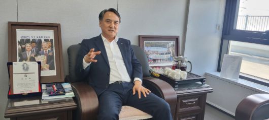 고일학 제주남원농협조합장이 제주 감귤산업의 현황에 대해 인터뷰 하고 있다./부두완 기자