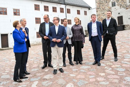 메테 프레데릭센 덴마크 총리(왼쪽부터)· 요나스 가르 스퇴레 노르웨이 총리·프리드리히 메르츠 독일 총리·페테리 오르포 핀란드 총리·울프 크리스테르손 스웨덴 총리·크리스트륀 프로스타도티르 아이슬란드 총리·악셀 요하네센 페로 제도 총리, 옌스 프레데릭 닐슨 그린란드 총리가 26일(현지시간) 핀란드 투르쿠에서 열린 북유럽 총리들의 비공식 여름 회의에 참석하고 있다./EPA·연합