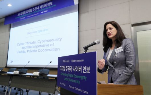 앤 뉴버거 스탠퍼드대학교 교수(전 백악관 국가안보위원회 부보좌관)가 27일 서울 여의도 FKI타워 콘퍼런스센터에서 열린 'AI 시대의 디지털 주권과 사이버 안보' 세미나에서 주제발표를 하고 있다. /제공=한국경제인협회