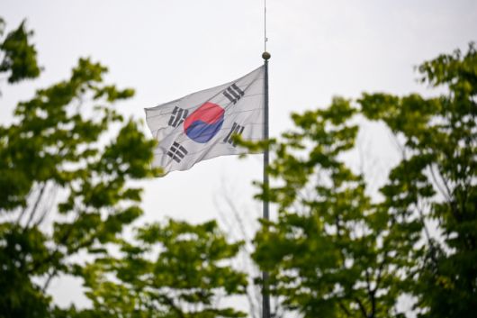 지난 달 29일 서울 서초구 경부고속도로 양재나들목(IC)에 서초구가 설치한 가로 13.5m, 세로 9m, 높이 50m의 초대형 태극기가 휘날리고 있다. /정재훈 기자