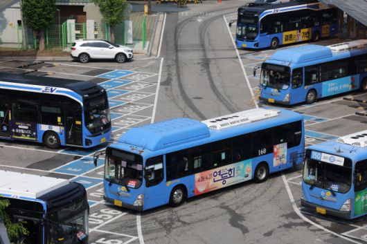 서울 시내버스 파업 예고일을 하루 앞둔 27일 서울시의 한 공영차고지에서 버스들이 운행을 준비하며 대기하고 있다. /연합