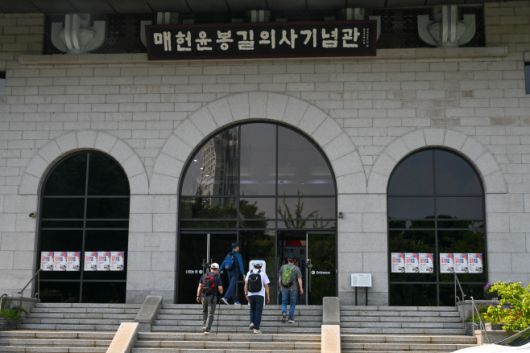 호국보훈의 달을 앞둔 지난 29일 서울 서초구 양재동 매헌윤봉길의사기념관을 찾은 시민들이 관람을 위해 입장하고 있다. /정재훈 기자