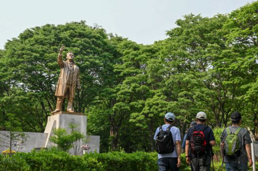 호국보훈의 달을 앞둔 지난 29일 서울 서초구 양재동 매헌 윤봉길의사 기념관을 찾은 시민들이 윤봉길의사 동상을 바라보고 있다. /정재훈 기자