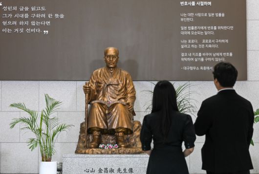 호국보훈의 달을 앞둔 지난 29일 서울 서초구 반포동 심산김창숙기념관을 찾은 시민들이 선생의 동상을 바라보고 있다. /정재훈 기자