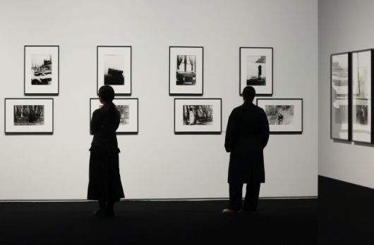 28일 서울 도봉구 서울시립 사진미술관에서 열린 개관 특별전 '광채(光彩): 시작의 순간들' 언론공개회에서 참석자들이 작품들을 둘러보고 있다. /연합뉴스