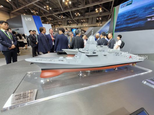 HD현대가 '국제해양방위산업전(MADEX) 2025'에서 공개한 한국형 차기 구축함 모형./사진=홍선미