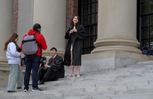 중국계로 보이는 미국 하버드대 졸업생들이 5월 23일(현지시간) 매사추세츠주 케임브리지에 있는 하버드대에서 기념사진을 찍고 있다./로이터·연합