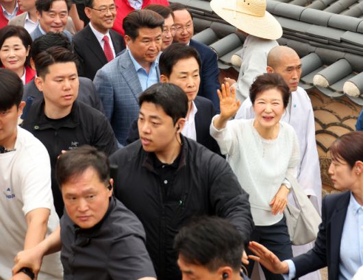 박근혜 전 대통령이 대선을 하루 앞둔 2일 오전 부산 금정구 범어사를 찾아 지지자들에게 인사하고 있다. 박근혜 전 대통령은 이날 부산·울산·경남(PK) 지역에서 공개 일정을 소화했다. /연합