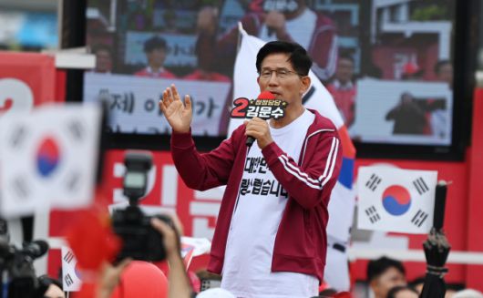 김문수 국민의힘 대선후보가 2일 제주 동문시장에서 열린 유세에서 도민들에게 지지를 호소하고 있다./아시아투데이 송의주 기자