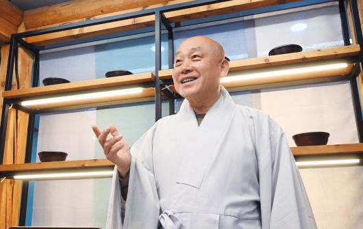 사찰음식에 대해 소개하는 한국불교문화사업단장 만당스님. 불교문화사업단은 오는 7~8일 서울 서초구 aT 센터에서 사찰음식대축제를 연다. 이 행사에는 사찰음식 장인스님 18인의 특별전시 및 다양한 사찰음식을 소개하는 부스가 마련된다.  /박성일 기자 rnopark99@