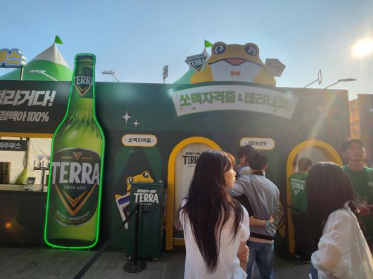 쏘맥자격증 발급처서 대기 중인 고객들의 모습./장지영 기자