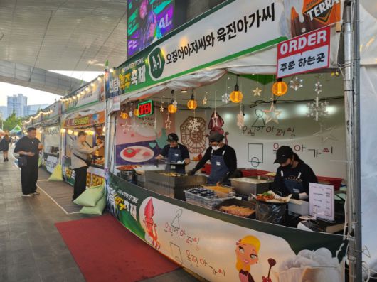 '2025 센텀맥주축제' 판매 부스에서 직원이 분주히 음식을 만들고 있는 모습./장지영 기자