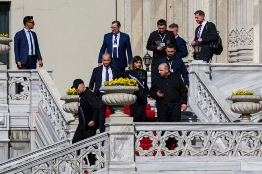 루스템 우메로우 국방부 장관(왼쪽 네번째) 등 우크라이나 대표단이 2일(현지시간) 튀르키예 이스탄불 츠라안궁전에서 러시아 대표단과 2차 평화협상을 마친 후 떠나고 있다./AFP·연합