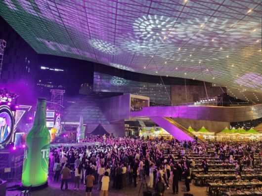 초대가수의 공연을 즐기기 위해 무대 앞으로 모여드는 시민들의 모습./장지영 기자