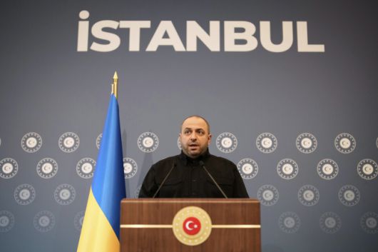 루스템 우메로우 우크라이나 국방부 장관이 2일(현지시간) 튀르키예 이스탄불 츠라안궁전에서 러시아 대표단과 2차 평화협상을 마친 후 기자회견을 갖고 있다./AP·연합