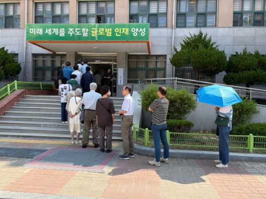 제21대 대통령선거 본투표일인 3일 여의도 윤중중학교에 마련된 투표소에서 시민들이 기다리고 있다. /김동욱 기자