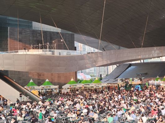 '2025 센텀맥주축제'에서 시민들이 삼삼오오 모여 앉아 맥주와 음식을 즐기고 있는 모습./장지영 기자