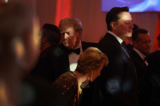 도널드 트럼프 미국 대통령 당선인과 일론 머스크 테슬라 및 스페이스엑스(X) 최고경영자(CEO)가 2024년 11월 14일(현지시간) 미국 플로리다주 팜비치 마러라고에서 열린 미국우선정책연구소(AFPI) 주최 축하 행사에 참석하고 있다./AFP·연합